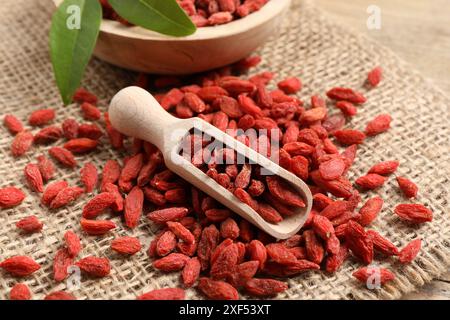 Getrocknete Goji-Beeren und Löffel auf dem Tisch, Nahaufnahme Stockfoto