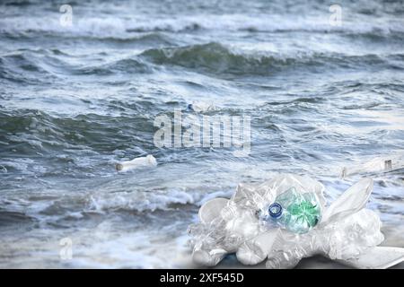 Meer mit Plastikmüll draußen. Umweltverschmutzung Stockfoto