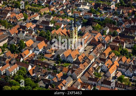 Aus der Vogelperspektive, Altstadt Lemgo, alte Hansestadt mit historischem Stadtzentrum und der evangelisch-lutherischen Kirche St. Nicolai, Rathaus und Marktplatz, Stockfoto