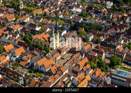 Aus der Vogelperspektive, Altstadt Lemgo, alte Hansestadt mit historischem Stadtzentrum und der evangelisch-lutherischen Kirche St. Nicolai, Rathaus und Marktplatz, Stockfoto