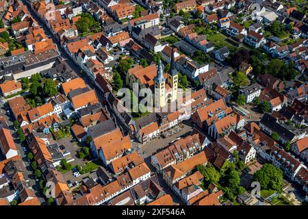 Aus der Vogelperspektive, Altstadt Lemgo, alte Hansestadt mit historischem Stadtzentrum und der evangelisch-lutherischen Kirche St. Nicolai, Rathaus und Marktplatz, Stockfoto