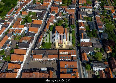 Aus der Vogelperspektive, Altstadt Lemgo, alte Hansestadt mit historischem Stadtzentrum und der evangelisch-lutherischen Kirche St. Nicolai, Rathaus und Marktplatz, Stockfoto