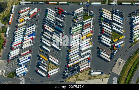 Luftaufnahme, Autohof Lippetal, überfüllte Parkplätze, LKW-Parkplatz, Formen und Farben, Lippborg, Lippetal, Ruhrgebiet, Nordrhein-Westfalen, Stockfoto