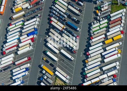 Luftaufnahme, Autohof Lippetal, überfüllte Parkplätze, LKW-Parkplatz, Formen und Farben, Lippborg, Lippetal, Ruhrgebiet, Nordrhein-Westfalen, Stockfoto