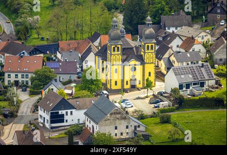 Luftaufnahme, gelbe Kirche St. Maria Magdalena in Padberg, Marsberg, Sauerland, Nordrhein-Westfalen, Deutschland, Luftbild, gelbe Kirche, St. Mary Stockfoto