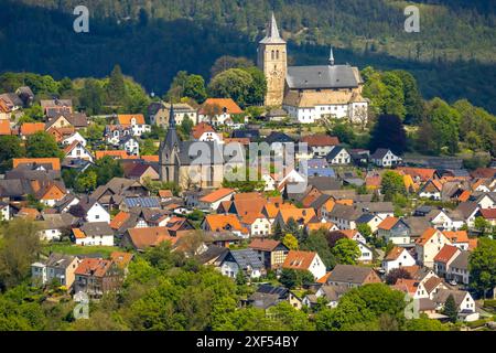 Blick aus der Vogelperspektive, Wohngebiet, Blick auf Obermarsberg auf einem bewaldeten Hügel, die römisch-katholische St.-Nikolai-Kirche davor, Stiftskirche St. Peter und P. Stockfoto