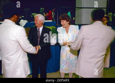 Bischof Elwood (1929–2009) und Roberta Matthews American Evangelists nehmen an der Jahrestagung der Church of God of Prophecy in Brighton Teil. Bischof Elwood ist ein geweihter Pfarrer in der Kirche Gottes der Prophezeiung. Brighton, East Sussex, England um die 1985 1980er Jahre Großbritannien HOMER SYKES Stockfoto