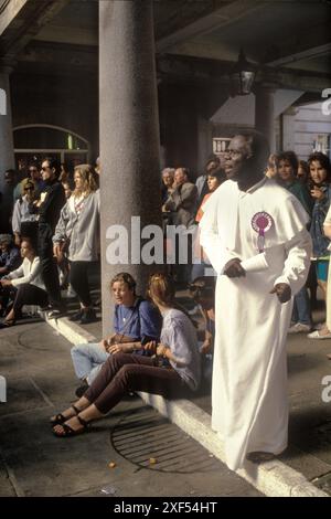 Mitglieder der Bruderschaft des Kreuzes und des Sterns, aus der Elephant and Castle, South London Kirche, versammeln sich in Covent Garden, um zu predigen und an „spirituellen“ Tänzen teilzunehmen. Diese halbchristliche Kirche wurde von Olumba Olumba OBU gegründet, bekannt als OOO. Seine Mitglieder verehren ihn und Christus. Er glaubt, dass er die achte und letzte Wiedergeburt der Gottheit ist. Covent Garden, London, England um die 1993 1990er Jahre, Großbritannien HOMER SYKES Stockfoto