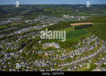 Blick aus der Vogelperspektive, Blick auf die Wohngegend von Meschede umgeben von hügeliger Landschaft mit Wiesen und Feldern, Einkaufsviertel Jahnstraße, Cons Stockfoto