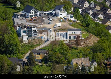 Luftaufnahme, Baustelle mit neuen Wohngebäuden Unterm Hasenfeld, Wohngebiet eines Einfamilienhaus-Bebauungsbaus, Meschede-Stadt, Stockfoto