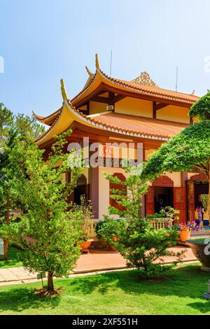 Malerischer Blick auf das Kloster Truc Lam Zen in da Lat (Dalat), Vietnam. Der buddhistische Zen-Tempel ist ein beliebtes Touristenziel Asiens. Stockfoto