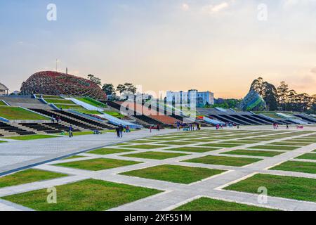 Malerischer Blick auf den Platz Lam Vien im Zentrum von Dalat bei Sonnenuntergang, Vietnam. Dalat (da Lat) ist ein beliebtes Touristenziel Asiens. Stockfoto