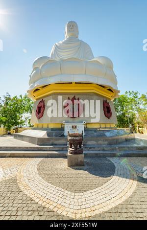 Blick von unten auf die riesige weiße Buddha-Statue auf blauem Himmel an der Hai Duc Pagode in Nha Trang, Provinz Khanh Hoa in Vietnam. Stockfoto