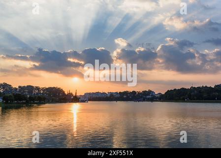 Fantastischer Blick auf den Xuan Huong See im Zentrum von Dalat bei Sonnenuntergang, Vietnam. Dalat (da Lat) ist ein beliebtes Touristenziel Asiens. Stockfoto