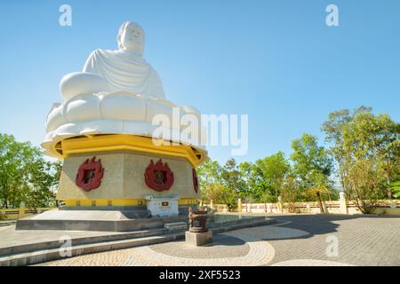 Blick von unten auf die riesige weiße Buddha-Statue auf blauem Himmel an der Hai Duc Pagode in Nha Trang, Provinz Khanh Hoa in Vietnam. Stockfoto