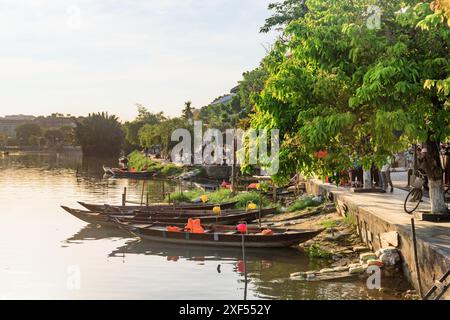 Fantastischer Blick auf traditionelle Holzboote auf dem Fluss Thu Bon bei Sonnenuntergang. Hoi An Ancient Town (Hoian), Vietnam. Stockfoto