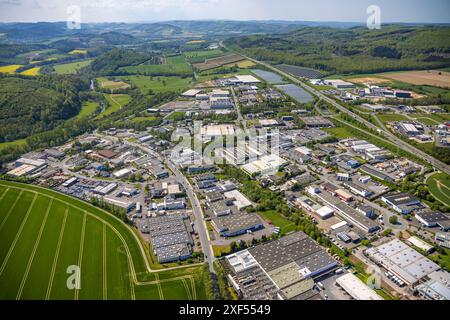Luftaufnahme, Gewerbegebiet Enste mit Citizen Solar Park Photovoltaik-Solarkraftwerk, an der Autobahn A46, Wennemer Wald, Enste, Meschede, sauer Stockfoto