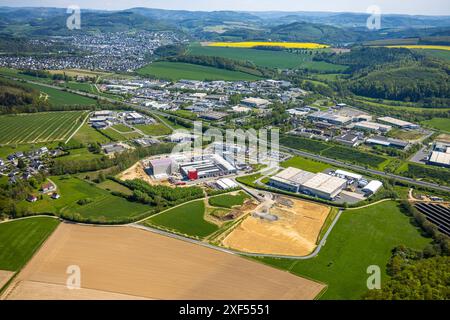 Luftaufnahme, Gewerbegebiet Enste mit Citizen Solar Park Photovoltaik-Solarkraftwerk, an der Autobahn A46, ITH Schraubtechnik | ITH Bolting Tech Stockfoto