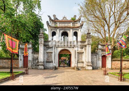 Fantastischer Blick auf das Haupttor des Literaturtempels in Hanoi, Vietnam. Erstaunliche alte Architekturstile vieler Dynastien. Stockfoto