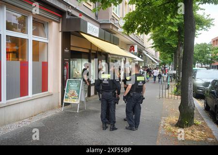 01.07.2024,Berlin,Überfall auf den Juwelier Stöger in der Berkaer Straße im Bezirk Wilmersdorf Ortsteil Schmargendorf. Die Polizei ist vor Ort *** 01 07 2024,Berlin,Raubüberfall im Stöger Juweliergeschäft in der Berkaer Straße im Bezirk Wilmersdorf in Schmargendorf Polizei ist vor Ort Stockfoto