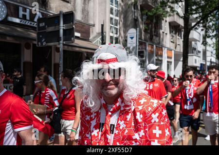 29.06.2024, Berlin, Deutschland, Europa - Fans der Schweizer Fußballnationalmannschaft auf einem fanmarsch vor dem Spiel durch City West während der UEFA EURO 2024. Stockfoto