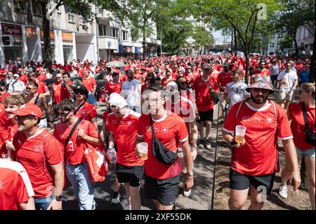 29.06.2024, Berlin, Deutschland, Europa - Fans der Schweizer Fußballnationalmannschaft auf einem fanmarsch vor dem Spiel durch City West während der UEFA EURO 2024. Stockfoto