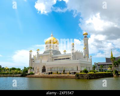Wunderschöne Szene der schwimmenden masjid-Architektur der Omar Ali Saifuddien Moschee, benannt nach dem 28. Sultan, Wahrzeichen in Bandar Seri Begawan, Th Stockfoto