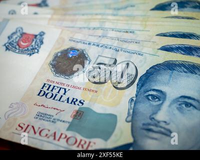 Singapur-Dollar-Geld-Hintergrund. 50 Nahaufnahme Singapur-Dollar-Banknote. Unternehmensfinanzierung und Bankkonzept. Stockfoto