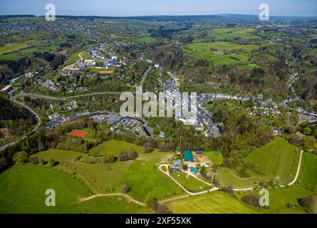 Aus der Vogelperspektive, Blick auf die Stadt und die historische Altstadt mit mittelalterlichen Gebäuden und Schloss Monschau, evangelische Stadtkirche an der Rur, Wiesen und Stockfoto