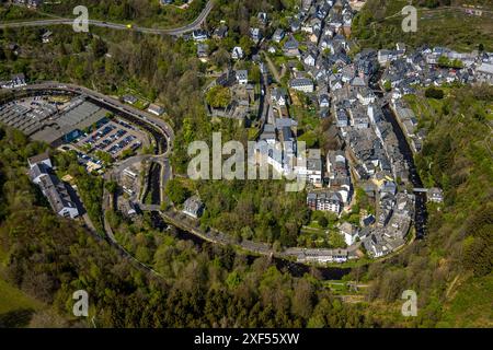 Aus der Vogelperspektive, historische Altstadt mit mittelalterlichen Gebäuden und Schloss Monschau, evangelische Stadtkirche an der Rur, links das Erlebnismuseum Stockfoto