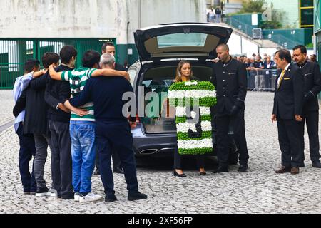 Lisboa, Portugal. 30. Juni 2024. Lissabon, 30.06.2024-die Beerdigung des Fußballspielers Manuel Fernandes fand an diesem Sonntag statt, ist aber nur für Familie und enge Freunde des ehemaligen grünen und weißen Forward reserviert. Die Leiche, die im Stadion José; Alvalade zur Ruhe gelegt wurde, wird in einer Trauerprozession vom Centenário Platz genommen, bevor sie zur Trauerstätte geht, wo die Leiche verbrannt wird. Quelle: Atlantico Press/Alamy Live News Stockfoto