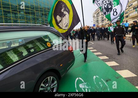 Lisboa, Portugal. 30. Juni 2024. Lissabon, 30.06.2024-die Beerdigung des Fußballspielers Manuel Fernandes fand an diesem Sonntag statt, ist aber nur für Familie und enge Freunde des ehemaligen grünen und weißen Forward reserviert. Die Leiche, die im Stadion José; Alvalade zur Ruhe gelegt wurde, wird in einer Trauerprozession vom Centenário Platz genommen, bevor sie zur Trauerstätte geht, wo die Leiche verbrannt wird. Quelle: Atlantico Press/Alamy Live News Stockfoto