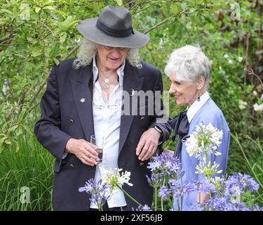 London, Großbritannien. Juli 2024. Sir Brian May, Musiker mit seiner Frau Anita Dobson, Schauspielerin. Pressevorschau beim RHS Hampton Court Palace Garden Festival (ehemals Hampton Court Flower Show). Das Festival wird am Dienstag, den 2. Juli, für die Öffentlichkeit geöffnet, um das Beste der Gartenarbeit im Sommer zu feiern. Quelle: Imageplotter/Alamy Live News Stockfoto