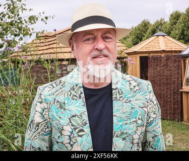 London, Großbritannien. Juli 2024. Der Komiker Bill Bailey. Pressevorschau beim RHS Hampton Court Palace Garden Festival (ehemals Hampton Court Flower Show). Das Festival wird am Dienstag, den 2. Juli, für die Öffentlichkeit geöffnet, um das Beste der Gartenarbeit im Sommer zu feiern. Quelle: Imageplotter/Alamy Live News Stockfoto