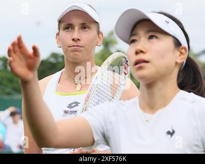 London, Großbritannien. Juli 2024. Die Belgierin Elise Mertens und die Japanerin Hibino, in der ersten Runde des Frauen-Singles-Wettbewerbs des Wimbledon Grand Slam Turniers 2024 im All England Tennis Club im Südwesten Londons, Großbritannien, Montag, den 1. Juli 2024. BELGA FOTO BENOIT DOPPAGNE Credit: Belga News Agency/Alamy Live News Stockfoto