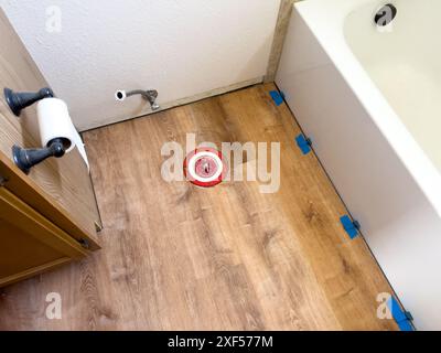 Renovierung des Badezimmers mit neuem Laminatboden Stockfoto