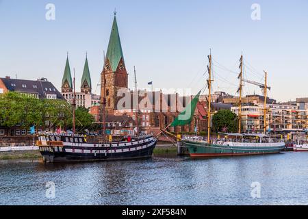 Die Segelschiffe Admiral Nelson und Alexander von Humboldt auf der Weser vor den Türmen des Petersdoms und der Martinskirche in Bremen Stockfoto