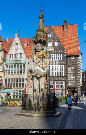 Der Bremen Roland. Die 1404 auf dem Marktplatz vor dem Rathaus errichtete Roland-Statue ist ein Bremer Wahrzeichen und gilt als der älteste erhaltene Roland-Stein. Das Schild mit dem doppelköpfigen Adlerwappen des Reiches ist ein Symbol für Bremens lang gekämpften Anspruch auf kaiserliche Freiheit. Der Abstand zwischen den beiden charakteristischen Kniepunkten entspricht dem Maß der Bremer Elle und hätte eine verbindliche Standardmaßnahme sein können. Bremen, Deutschland Stockfoto