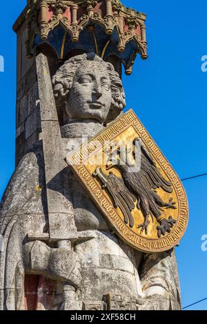 Der Bremen Roland. Die 1404 auf dem Marktplatz vor dem Rathaus errichtete Roland-Statue ist ein Bremer Wahrzeichen und gilt als der älteste erhaltene Roland-Stein. Das Schild mit dem doppelköpfigen Adlerwappen des Reiches ist ein Symbol für Bremens lang gekämpften Anspruch auf kaiserliche Freiheit. Bremen, Deutschland Stockfoto