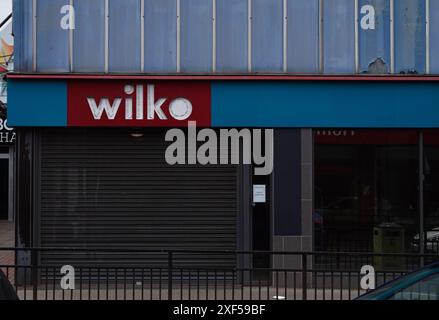 Wilkinsons leerer Laden in der High Street, leere Fenster, noch immer gezeigte Fassade, städtischer Verfall, Fensterläden. Stockfoto