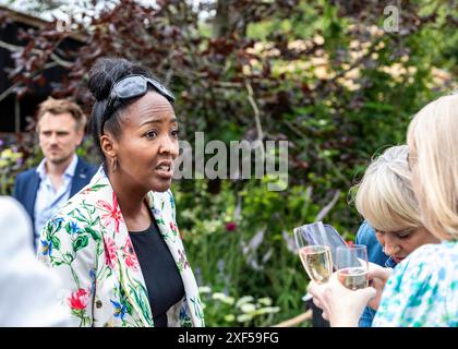 East Molesey, Großbritannien. Juli 2024. Das RHS Hampton Court Palace Garden Festival ist bis Sonntag, den 10. Juli geöffnet. Heute ist Pressetag. Die weltberühmte Blumenschau ist ein glamouröser, unterhaltsamer und lehrreicher Tag, an dem viele Prominente teilnehmen. Es gibt viele Gärten, Blumendekorationen und Festzelte, die alle auf dem herrlichen Gelände des Hampton Court Palace liegen. Quelle: Keith Larby/Alamy Live News Stockfoto