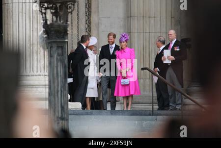 LONDON, VEREINIGTES KÖNIGREICH - 3. JUNI 2022: Meghan Markle und Prinz Harry nehmen an der St. Paul's Cathedral in London, Vereinigtes Königreich, am National Service of Thanksgiving zum Platinum Jubilee von Königin Elisabeth II. teil. Meghan trug ein elegantes weißes Mäntelkleid und wurde von Zara Tindall und Mike Tindall begleitet, als sich Mitglieder der britischen Königsfamilie zu der historischen Feier versammelten. Nur redaktionelle Verwendung. Stockfoto