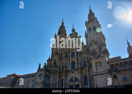 Dieses beeindruckende Bild fängt die Majestät der Kathedrale von Santiago de Compostela vom historischen Plaza del Obradoiro aus ein. Der Glanz der Sonne Stockfoto