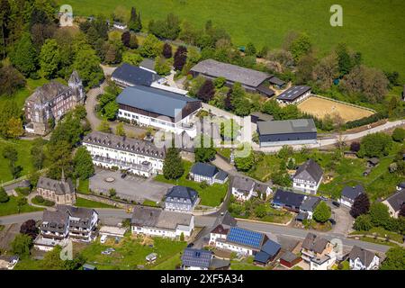 Blick aus der Vogelperspektive, Schlossgelände, Hotel Schloss Gevelinghausen, Fachwerkhaus, katholische Kirche St. Maria Magdalena, Reitstall, Gevelinghausen, Ol Stockfoto