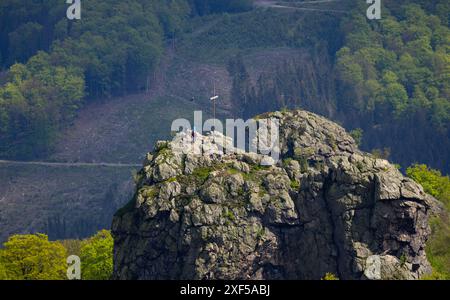 Luftaufnahme, Bruchhauser Steine, Anblick in bewaldeter Hügellandschaft, Wanderer auf dem Feldstein mit Gipfelkreuz, Bruchhausen, Olsberg, Sauerland, Nord-RHI Stockfoto