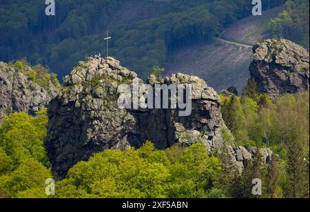 Luftaufnahme, Bruchhauser Steine, Anblick in bewaldeter Hügellandschaft, Wanderer auf dem Feldstein mit Gipfelkreuz, Bruchhausen, Olsberg, Sauerland, Nord-RHI Stockfoto