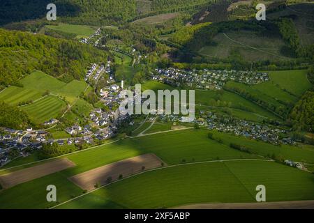 Luftaufnahme, Wohngebiet Elleringhausen mit St. Laurentiuskirche, Wiesen und Felder und Wald mit Waldschäden, neues Wohngebiet Single Stockfoto