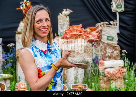 London, Großbritannien. Juli 2024. Die Mitarbeiter zeigen ihre dramatischen Pilze auf dem Caley Brothers Stand im Floral Marquee - dem 2024 RHS Hampton Court Palace Garden Festival. Guy Bell/Alamy Live News Stockfoto