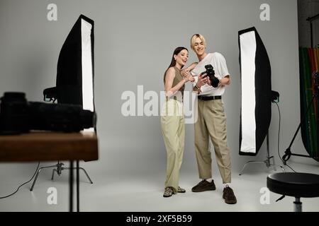 Ein Mann fotografiert eine Frau in einem fesselnden Moment. Stockfoto