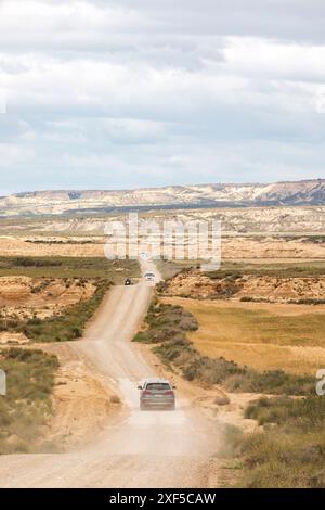 Fahrzeuge auf einer Schotterstraße in Las Bardenas Reales, Spanien Stockfoto